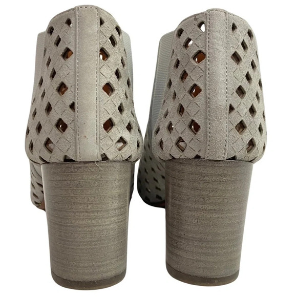 Aquatalia Shari Laser Cut Booties Women Size 9 Light Grey Leather Suede Heel EUC - Picture 4 of 13